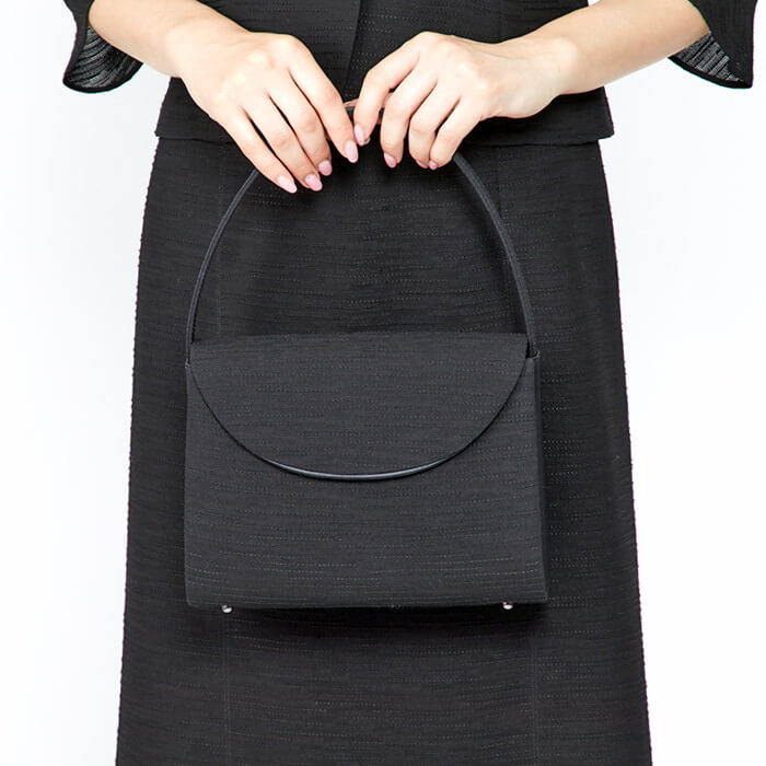 フォーマルなシーンにおすすめのフォーマルバッグブランドは東京ソワールの絡み織のインナーマグネットバッグ
